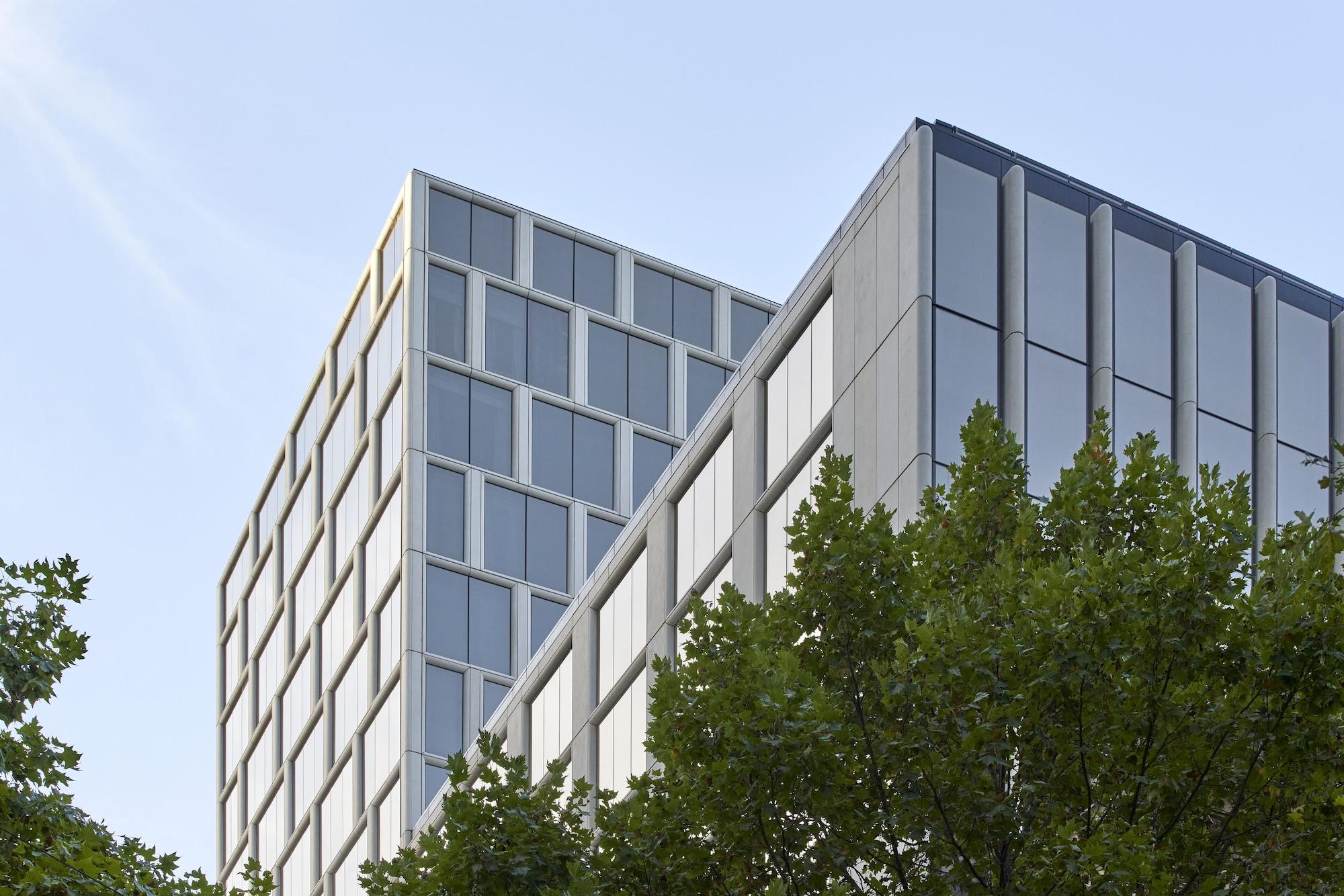 Hilton Melbourne Little Queen Street Exterior photo The new building of the University of Cambridge Judge Business School