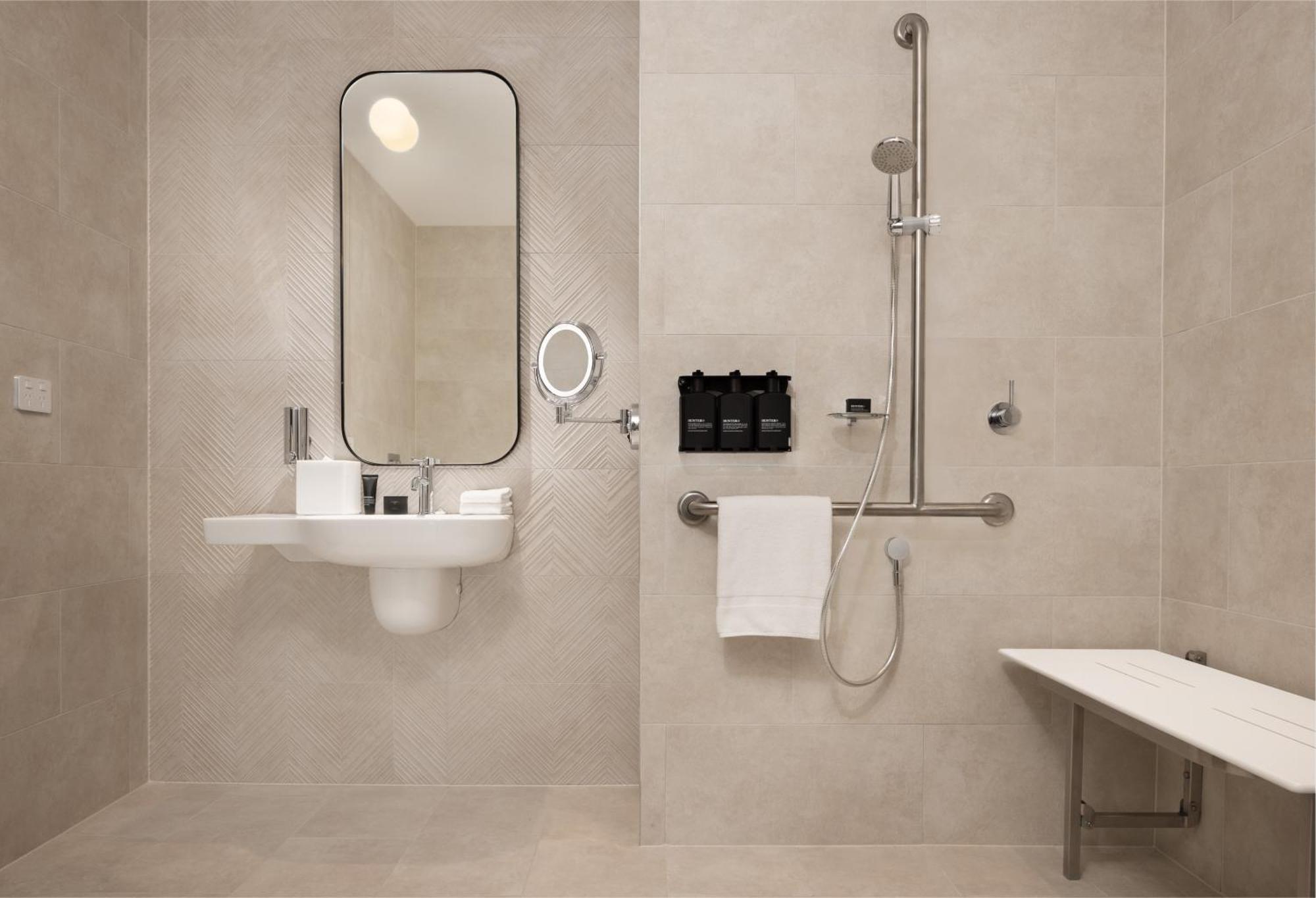 Hilton Melbourne Little Queen Street Exterior photo A wet room